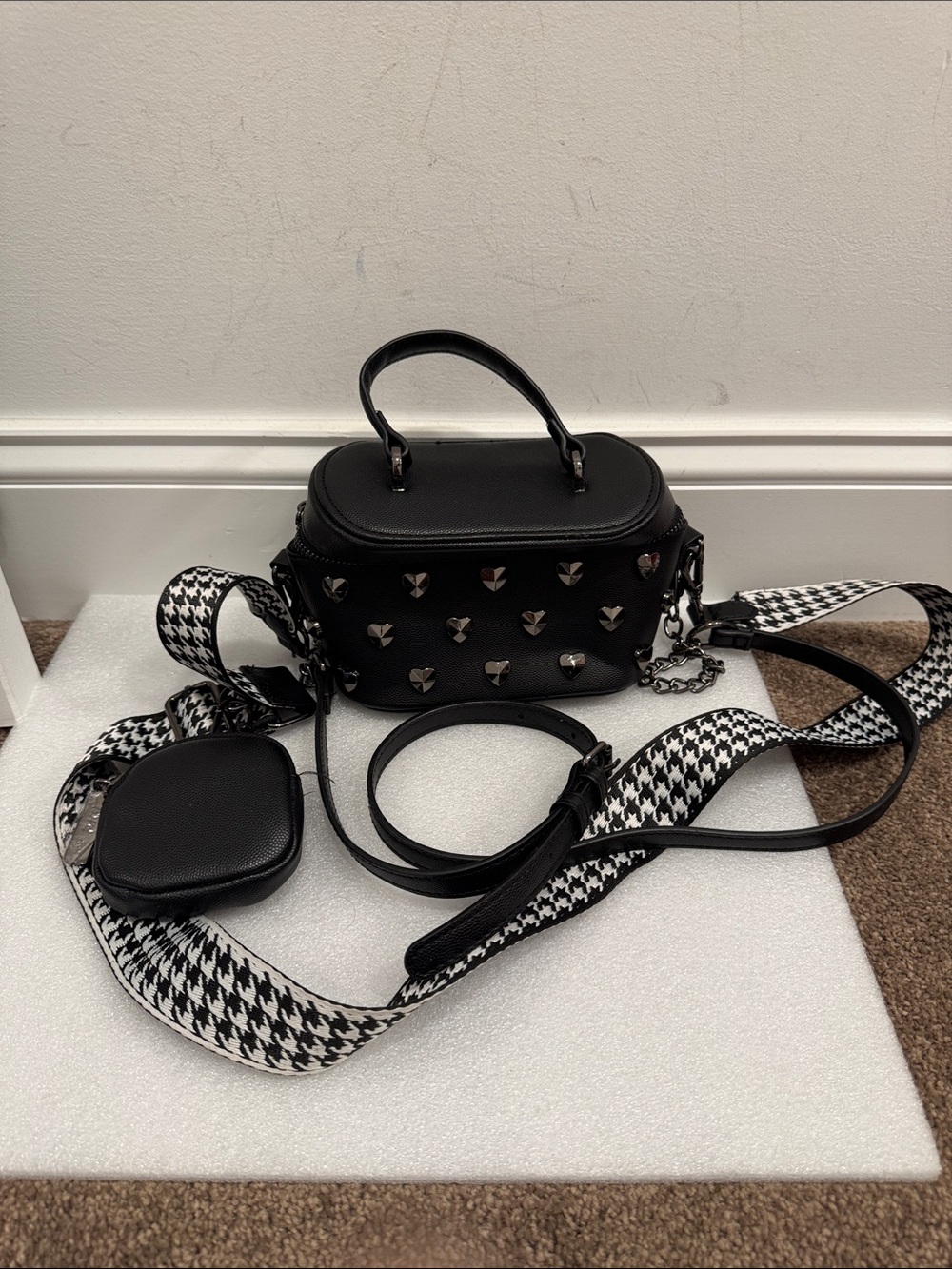 Betsey Johnson XOHALEN Vanity Case stud design & pouch crossbody bag - Picture 5 of 9